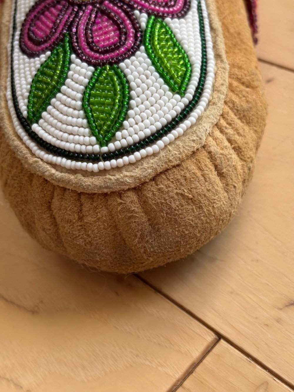 Authentic Indigenous Beaded Moccasins Suede Fur Trim Floral Slippers, Sz 6 - Picture 4 of 15